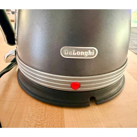 DELONGHI ELECTRIC WATER KETTLE - Picture 7 of 8